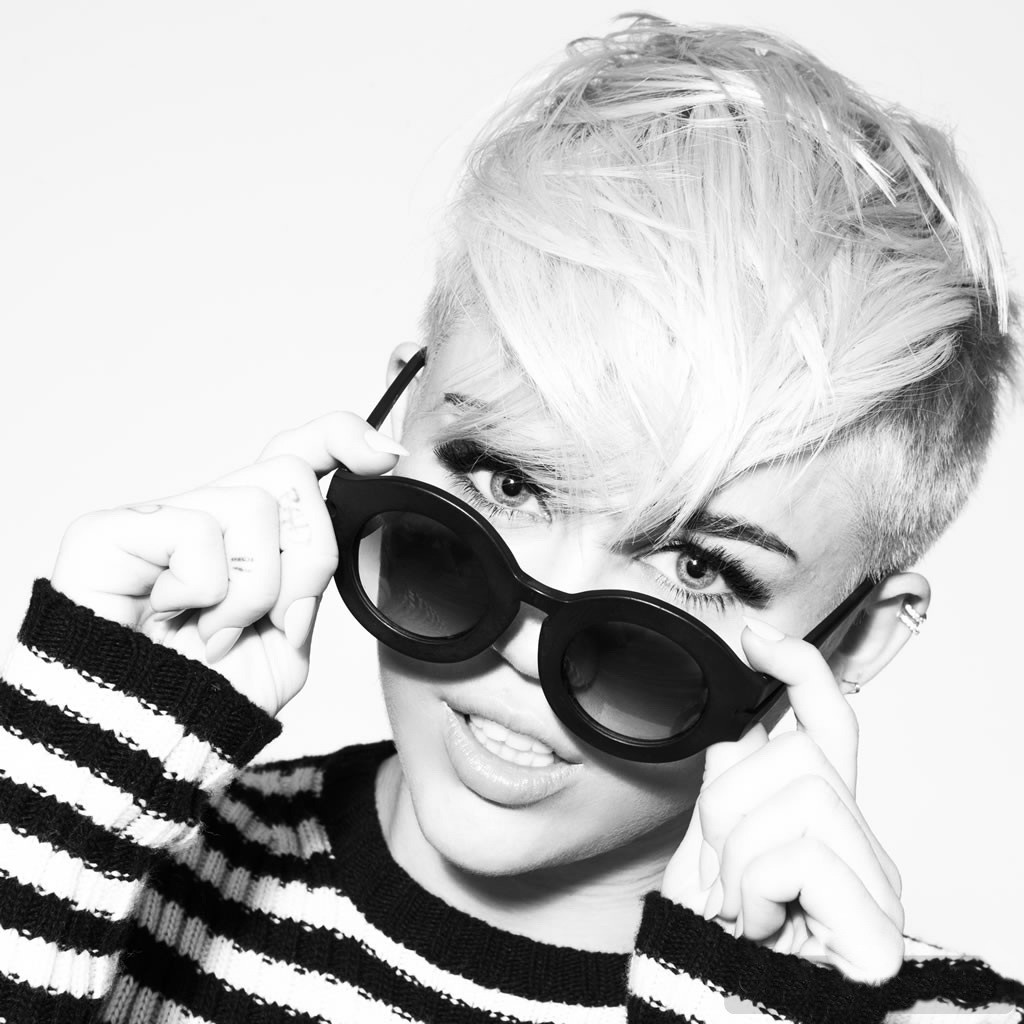 Miley Cyrus splendida a qualche lingerie e photoshoot casuale per il suo sito web
 #75253131