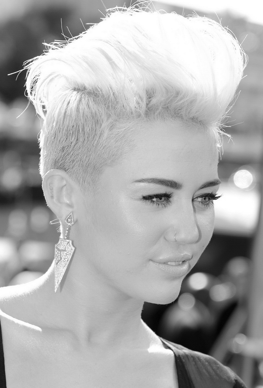 Miley Cyrus splendida a qualche lingerie e photoshoot casuale per il suo sito web
 #75253141