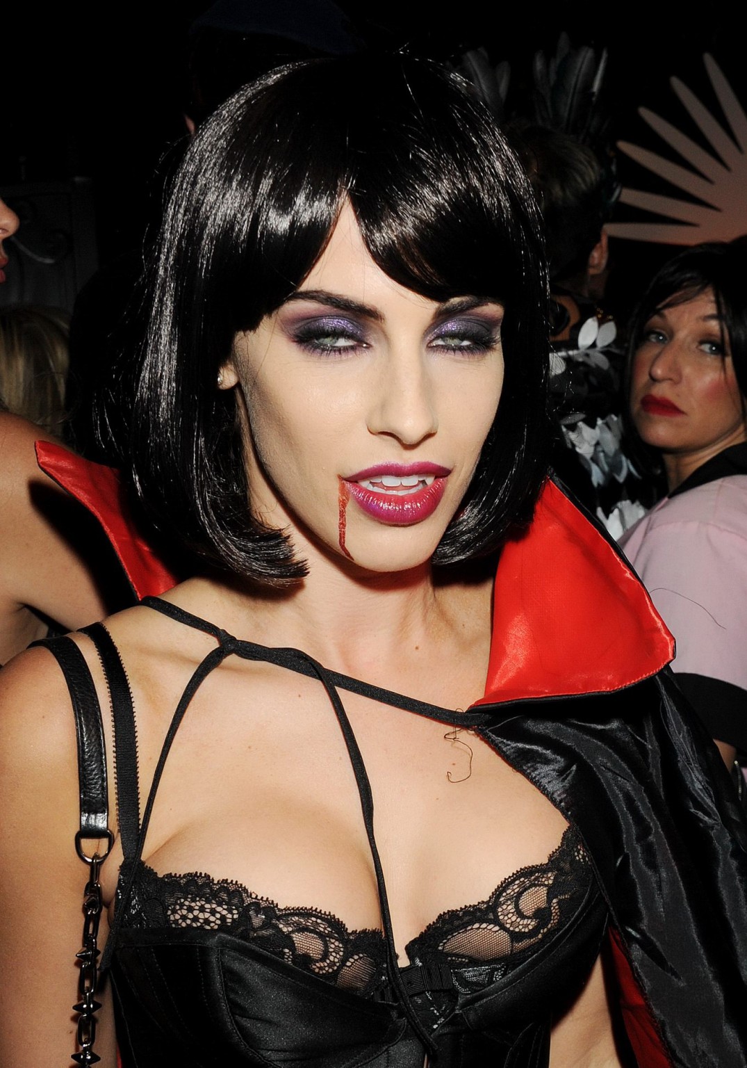Jessica Lowndes en buste et habillée en vampire sexy
 #75150565