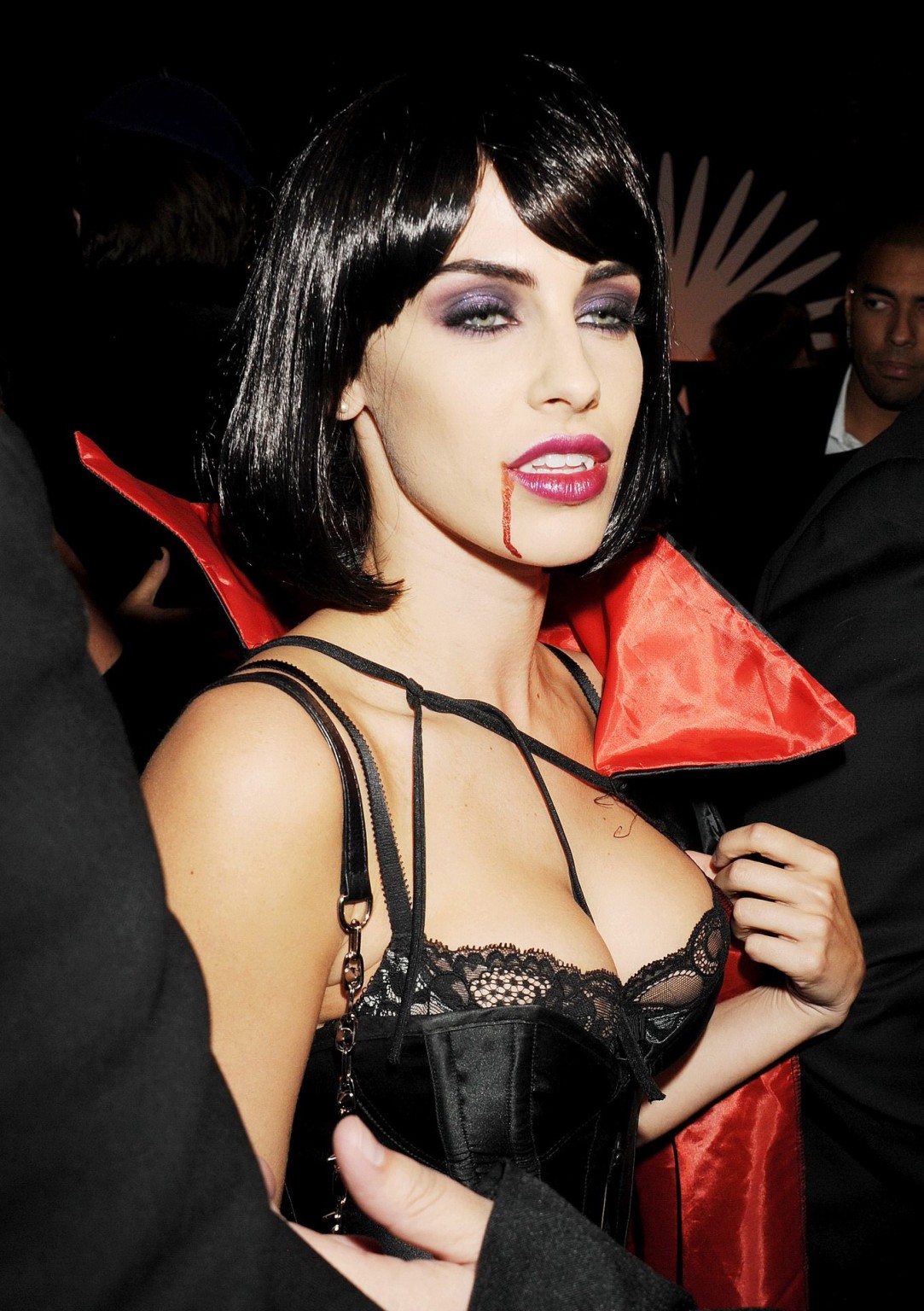 Jessica Lowndes en buste et habillée en vampire sexy
 #75150570