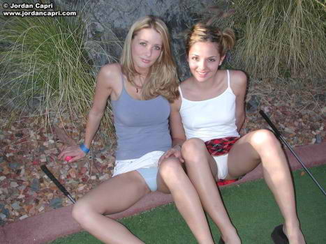 Jordan capri y taylor little se ponen traviesos mientras juegan al golf
 #74939372