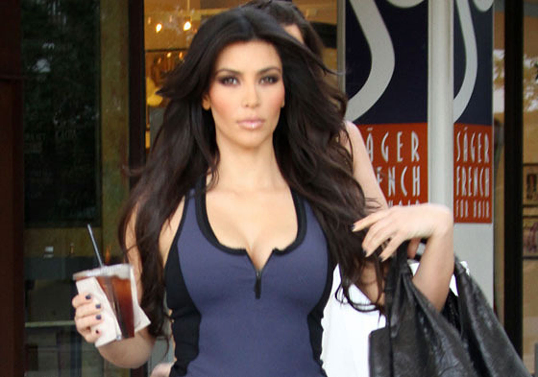 Kim Kardashian en train de se promener dans la rue et montrant son cul sexy sur des photos de paparazzi
 #75364865