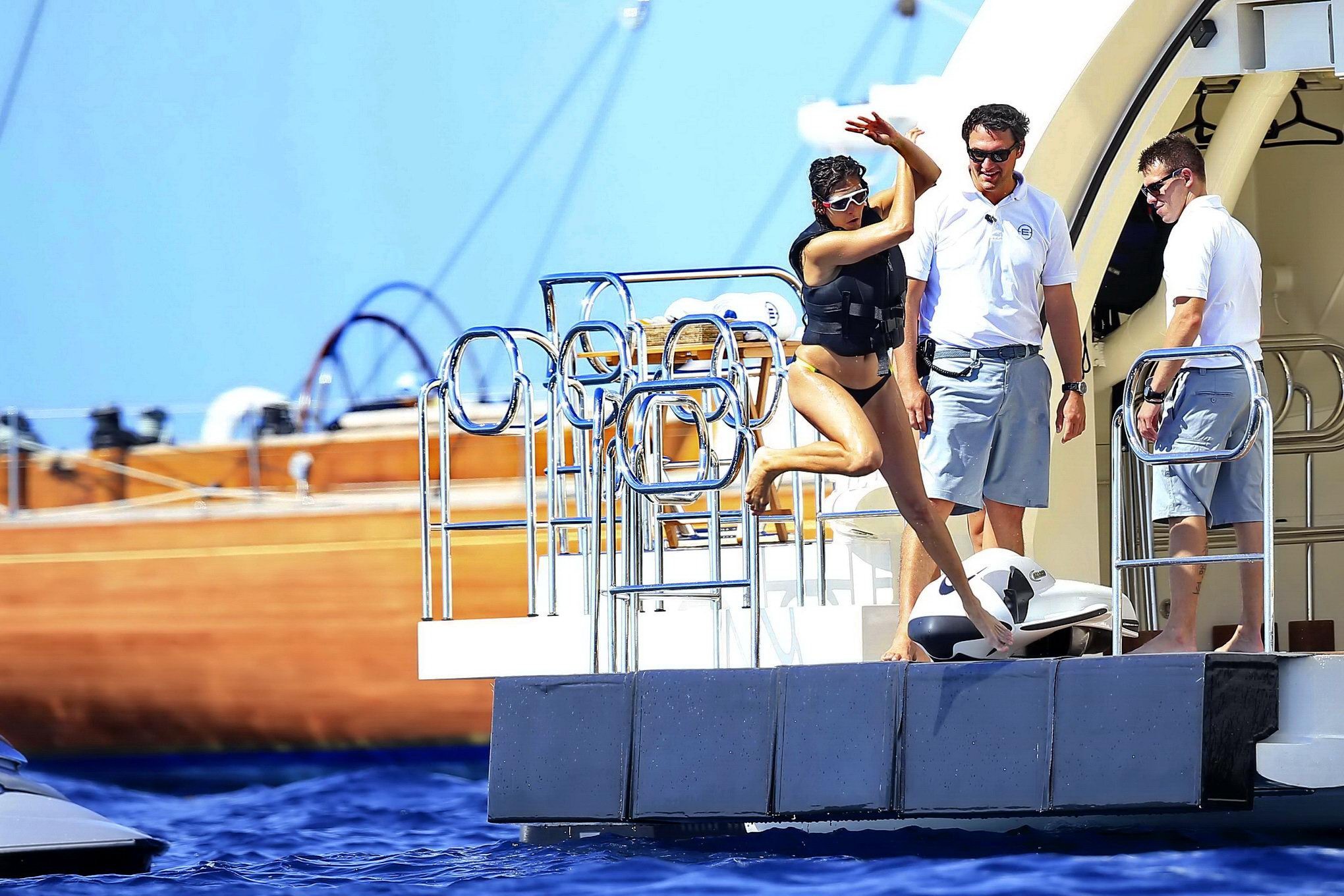 Nina Dobrev mostra il suo corpo in bikini su uno yacht a Ibiza
 #75187343
