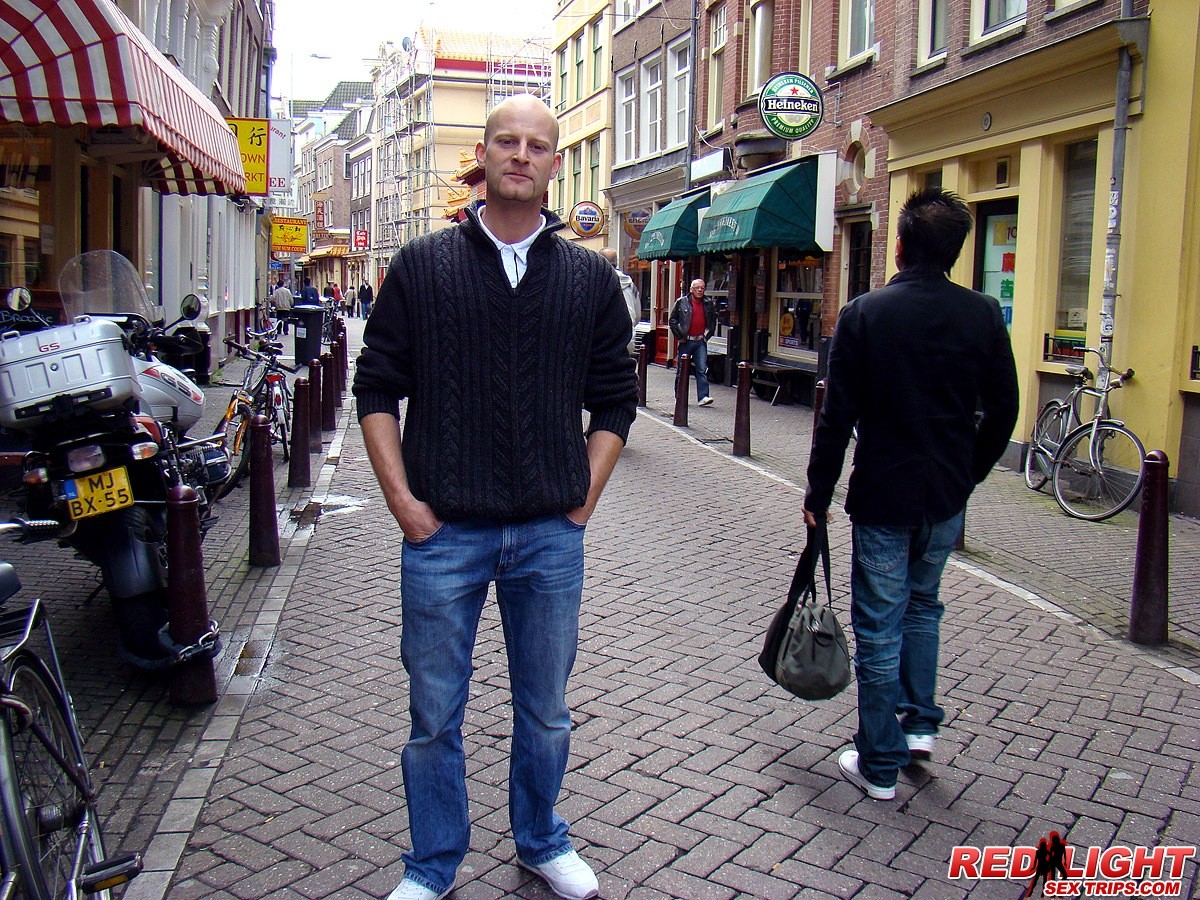 Un touriste suédois vient à Amsterdam pour baiser des prostituées.
 #68844456