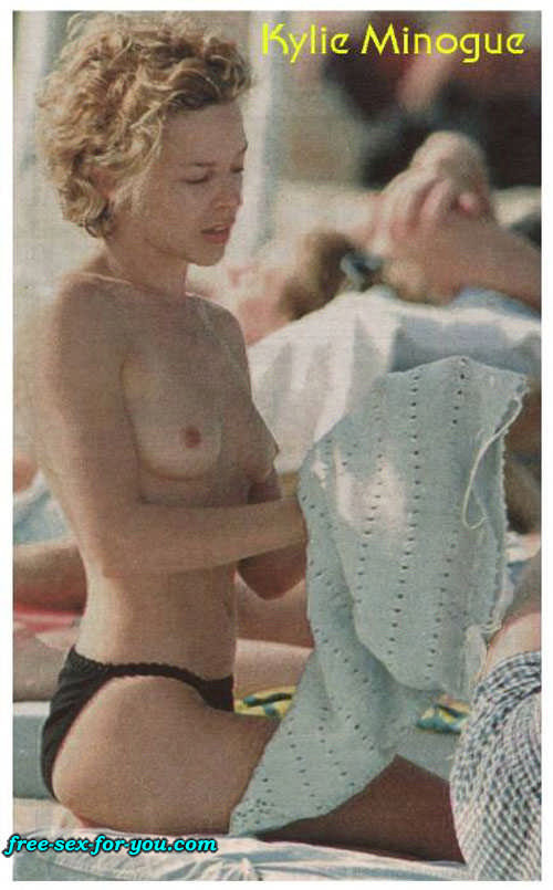 Kylie Minogue montre ses seins sur la plage et sur la scène et pose de manière sexy.
 #75436210