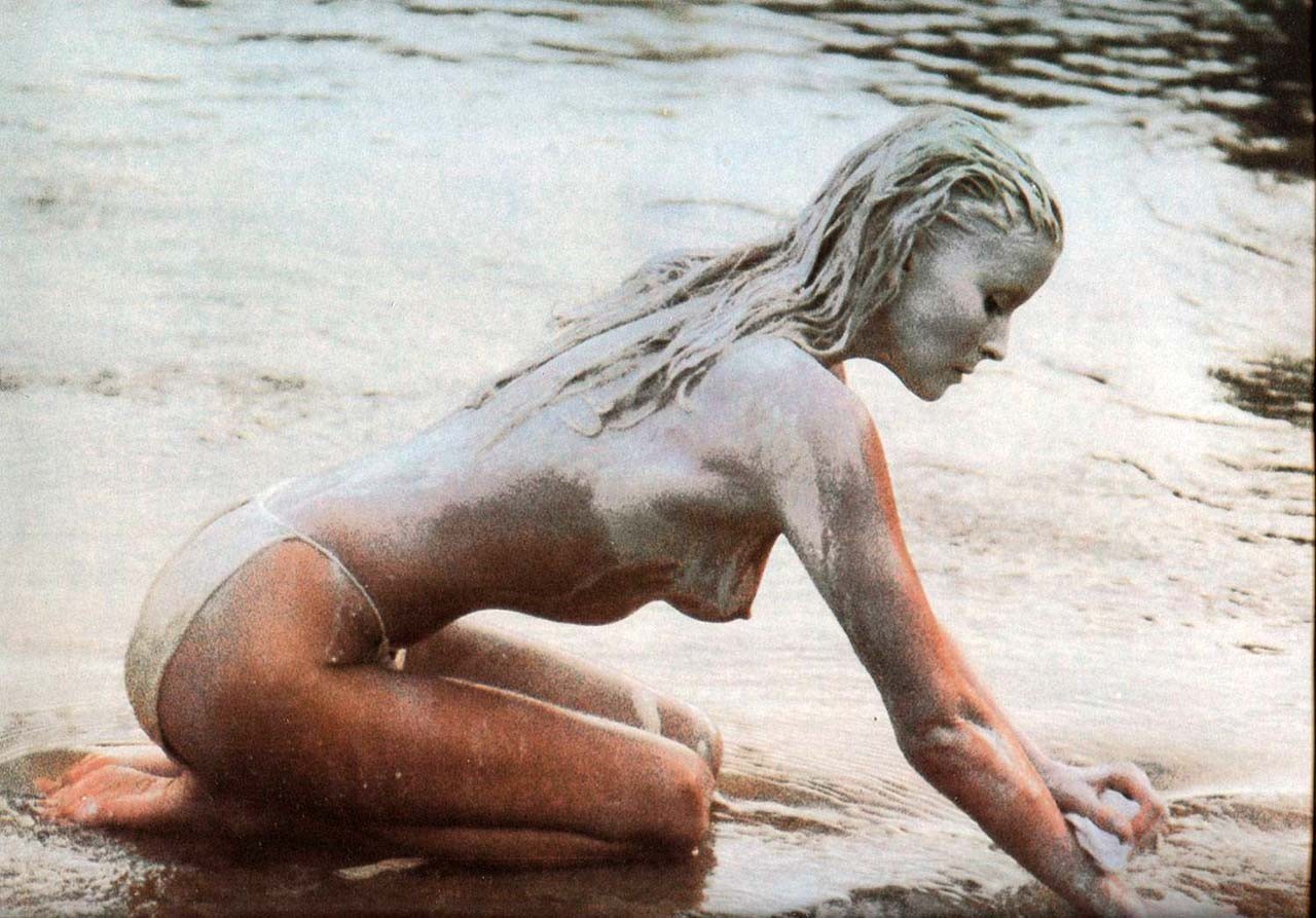 Bo derek exposant ses beaux gros seins et sa chatte poilue pour une séance de photos.
 #75311284