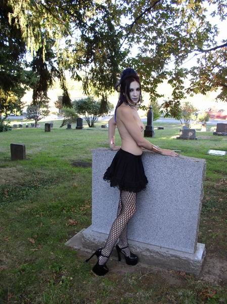 Outdoor-Gothic-Mädchen posiert mit einem Messer
 #73209835