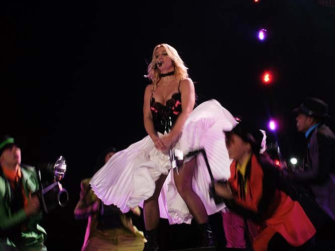 Britney spears mostrando su cuerpo sexy y su culo caliente en el escenario
 #75286528