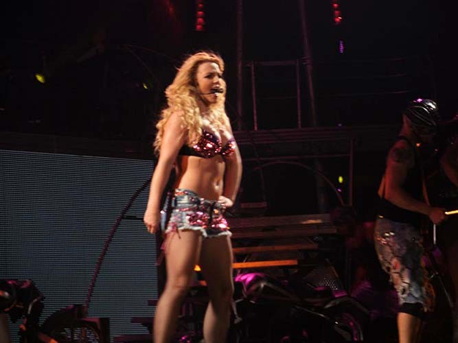 Britney spears mostrando su cuerpo sexy y su culo caliente en el escenario
 #75286533