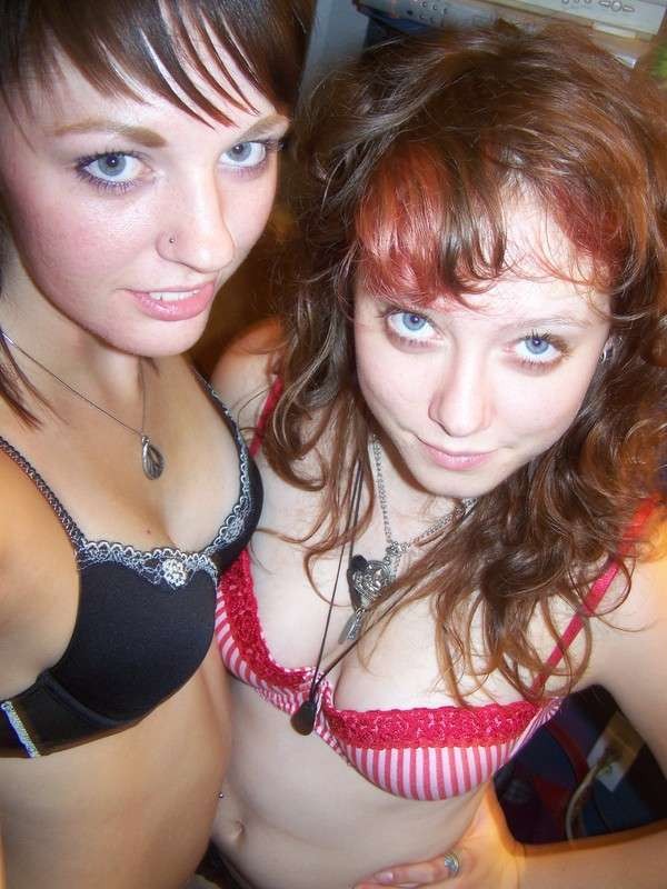 Autofotos de chicas morenas
 #75724742