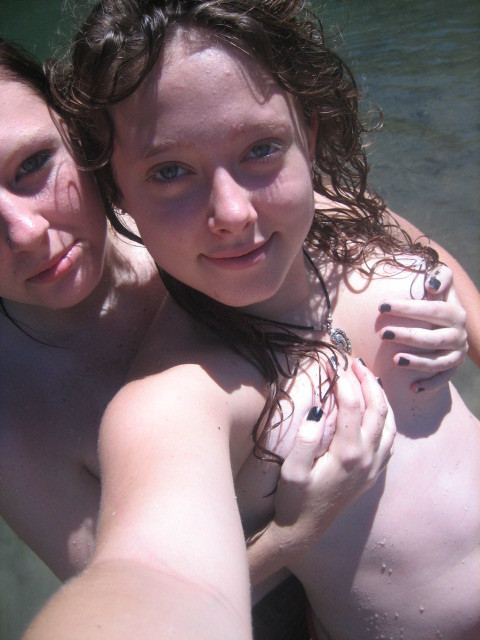 Autofotos de chicas morenas
 #75724759