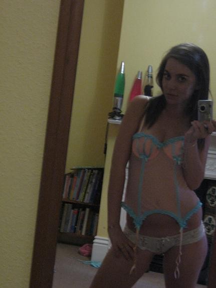 Autofotos de chicas morenas
 #75724795