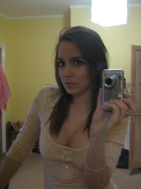 Autofotos de chicas morenas
 #75724799