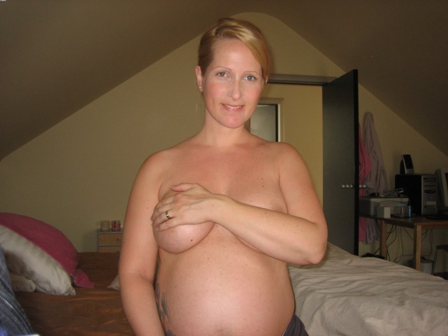 Schwangere Amateur-Mädchen posieren
 #71561365