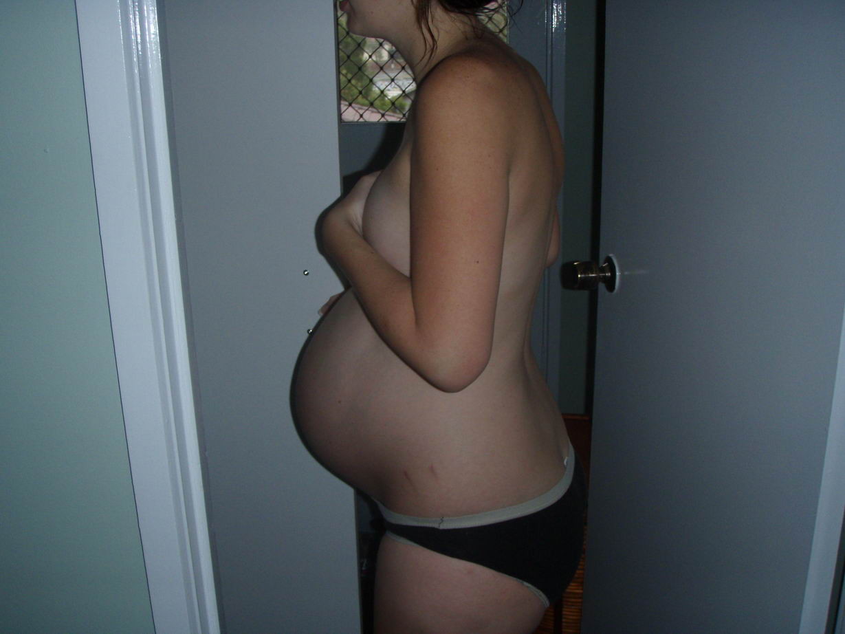 Schwangere Amateur-Mädchen posieren
 #71561384