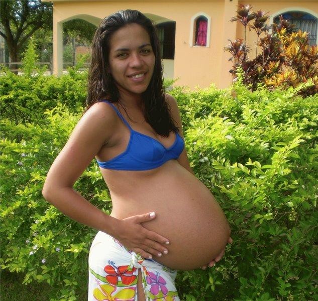 Schwangere Amateur-Mädchen posieren
 #71561390