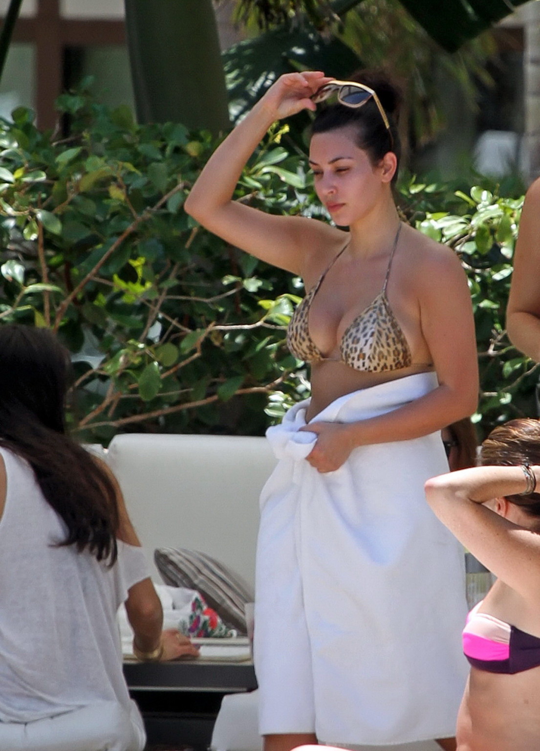 Kim Kardashian busty indossando leopardo stampa bikini a bordo piscina a Miami
 #75345163