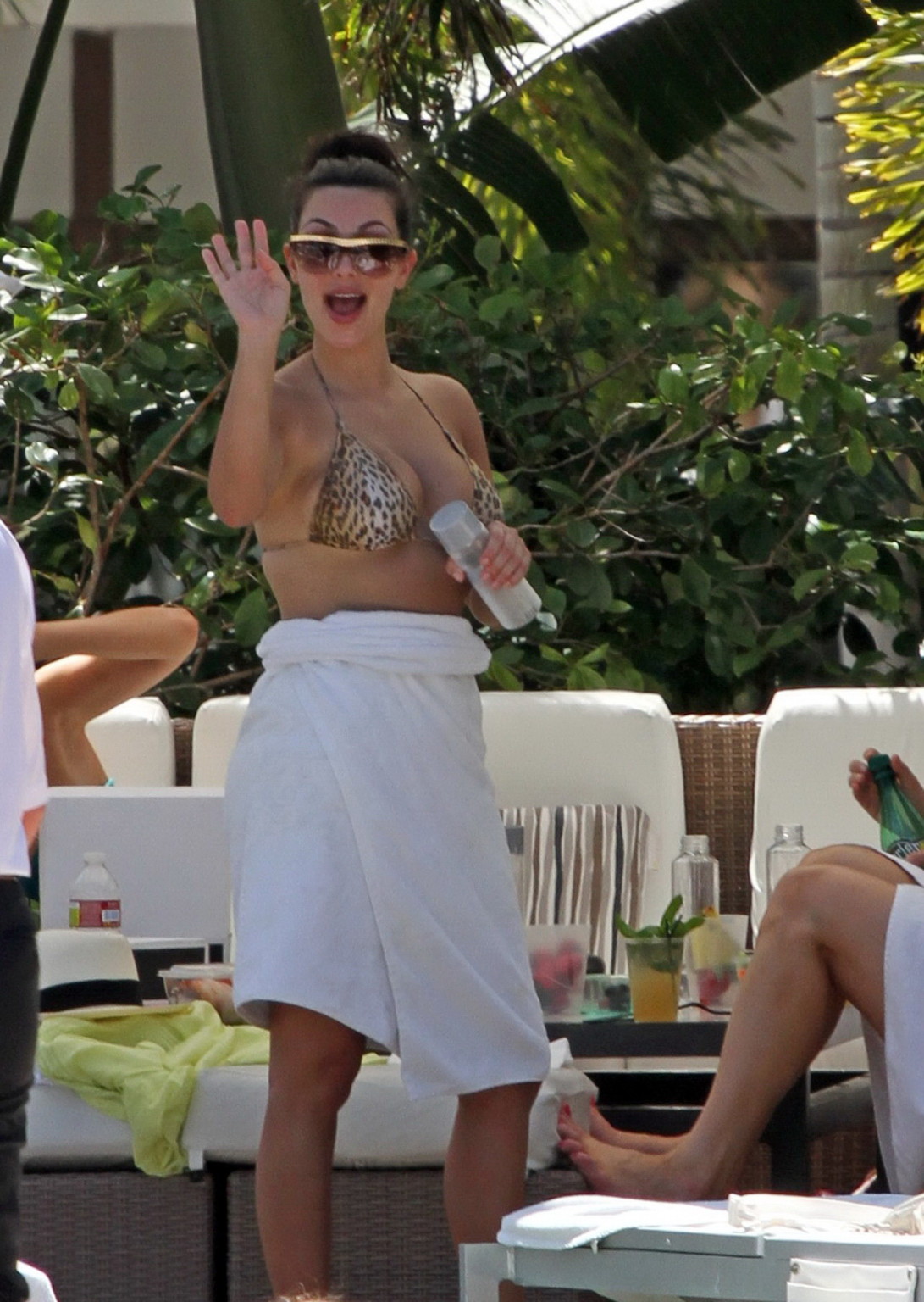 Kim Kardashian busty indossando leopardo stampa bikini a bordo piscina a Miami
 #75345170