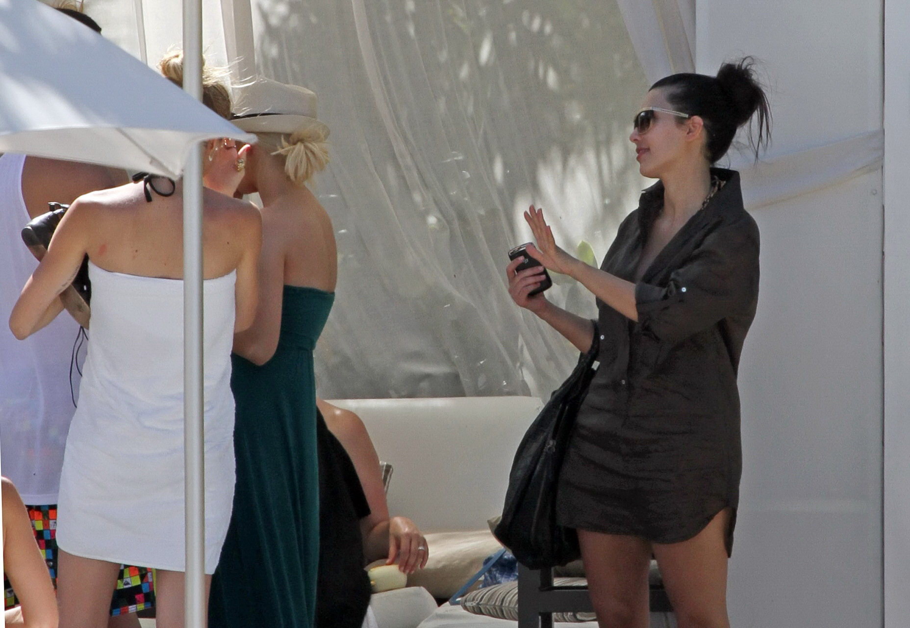 Kim Kardashian busty indossando leopardo stampa bikini a bordo piscina a Miami
 #75345308