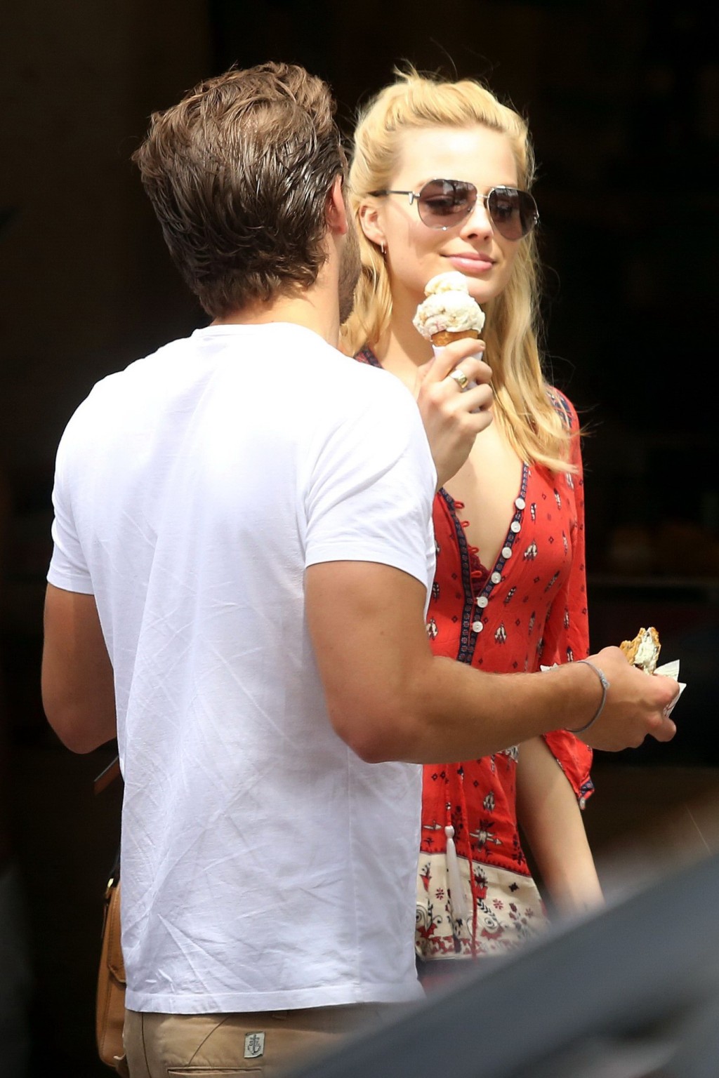 Margot robbie cleavy leccare un gelato &amp; ottenere culo palpato
 #75161068