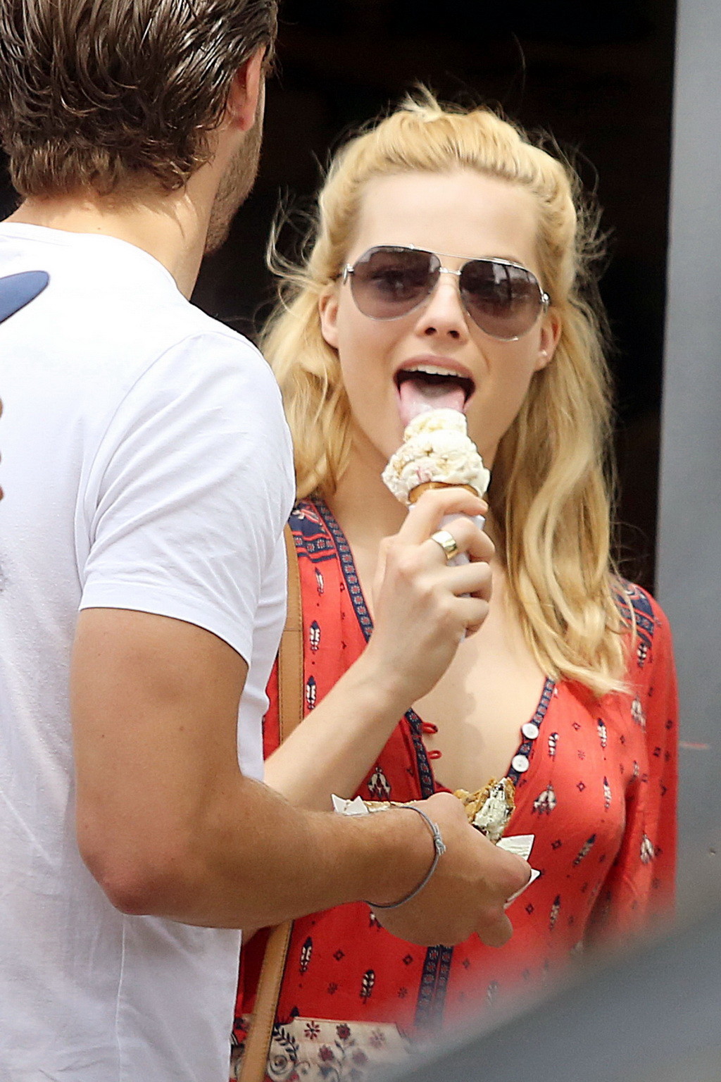 Margot robbie cleavy leccare un gelato &amp; ottenere culo palpato
 #75161074