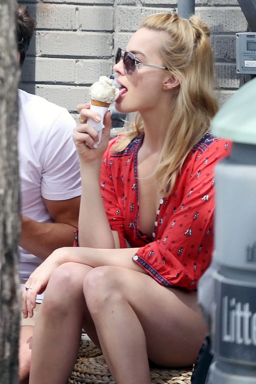 Margot robbie cleavy leccare un gelato &amp; ottenere culo palpato
 #75161081