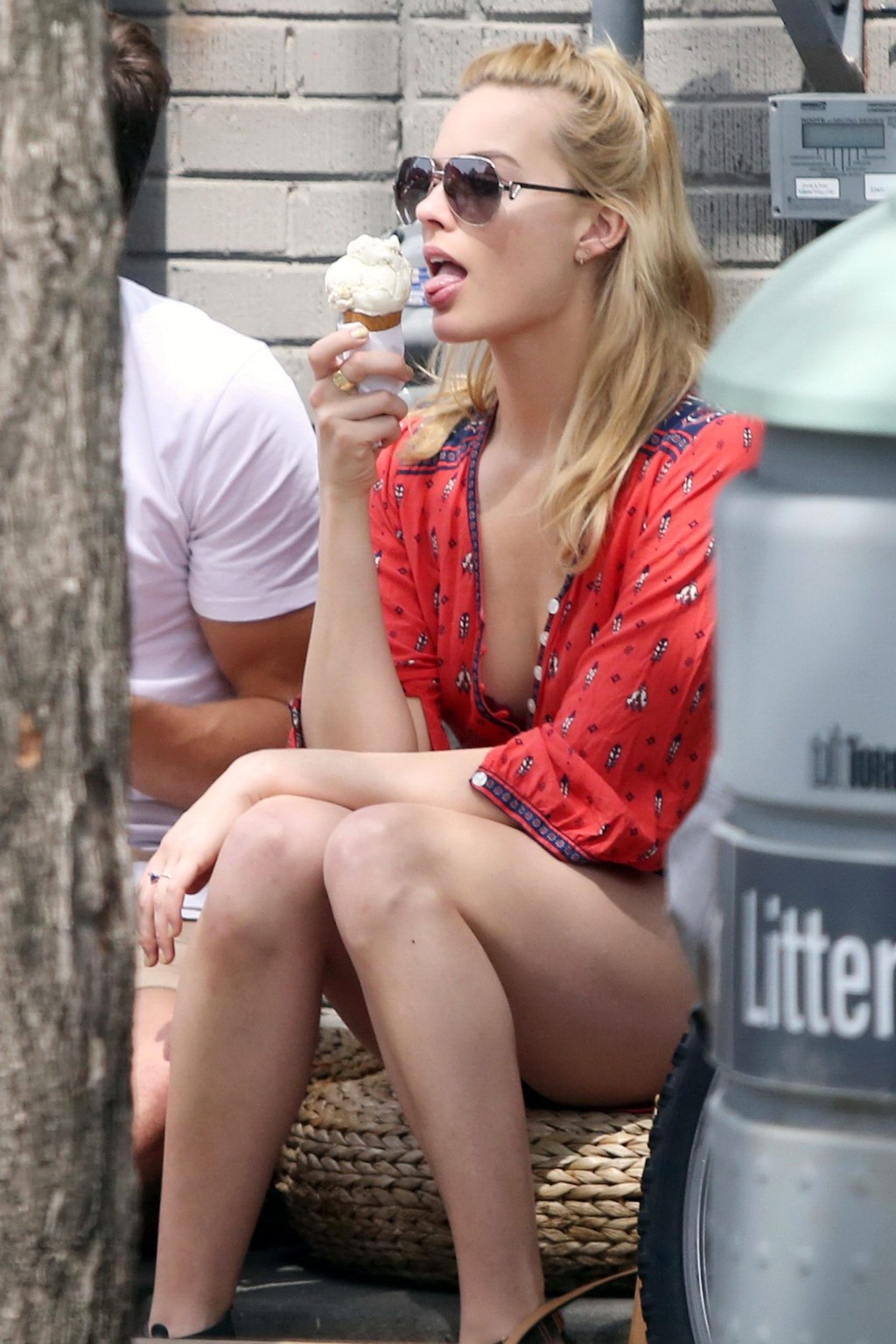 Margot robbie cleavy leccare un gelato &amp; ottenere culo palpato
 #75161083
