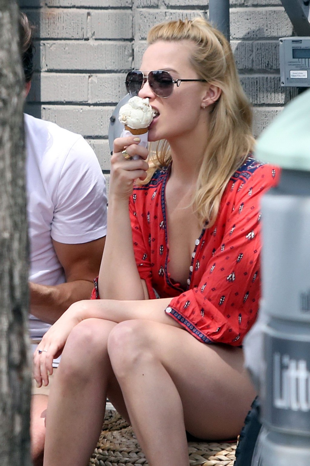 Margot robbie cleavy leccare un gelato &amp; ottenere culo palpato
 #75161102