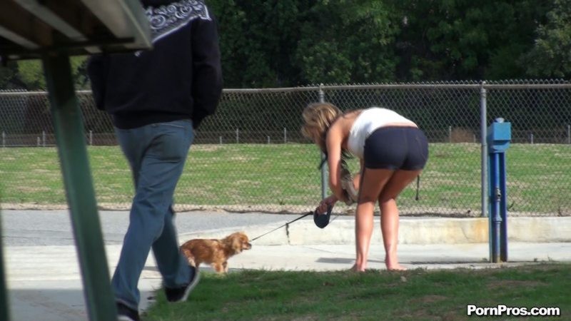 Amateur Küken bekommt sharked beim Spaziergang ihren Hund
 #78884219