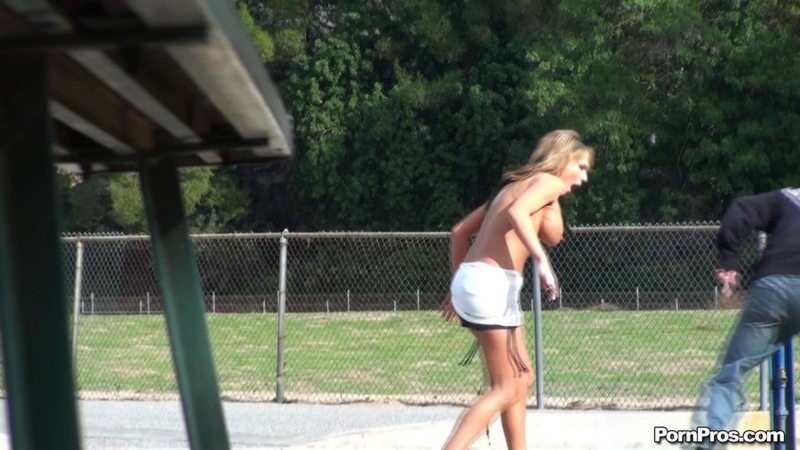 Una chica amateur se hace follar mientras pasea a su perro
 #78884240