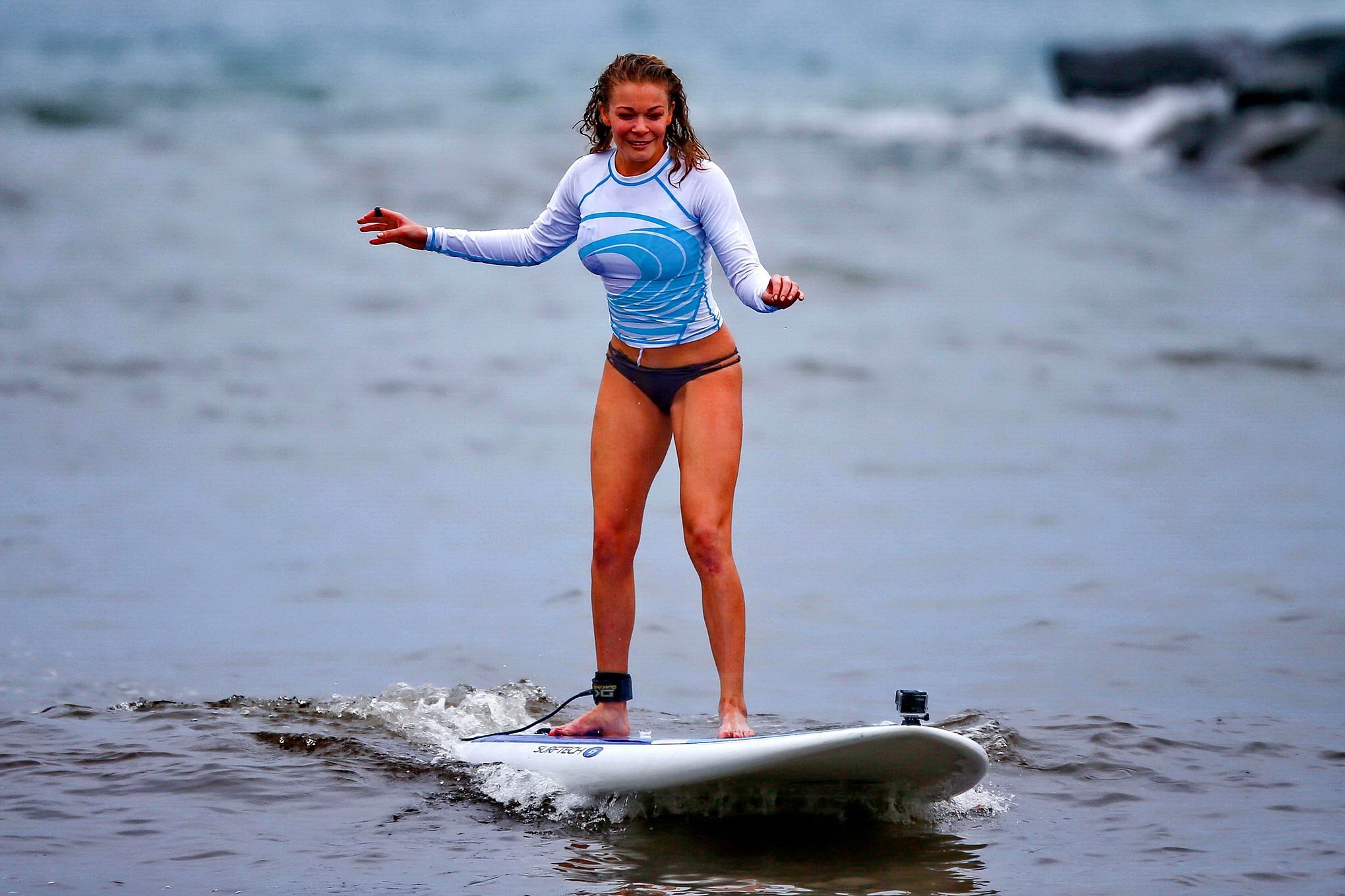 Leann Rimes mostra il suo culo a punta di cammello in bikini mentre fa paddle boarding 
 #75205324