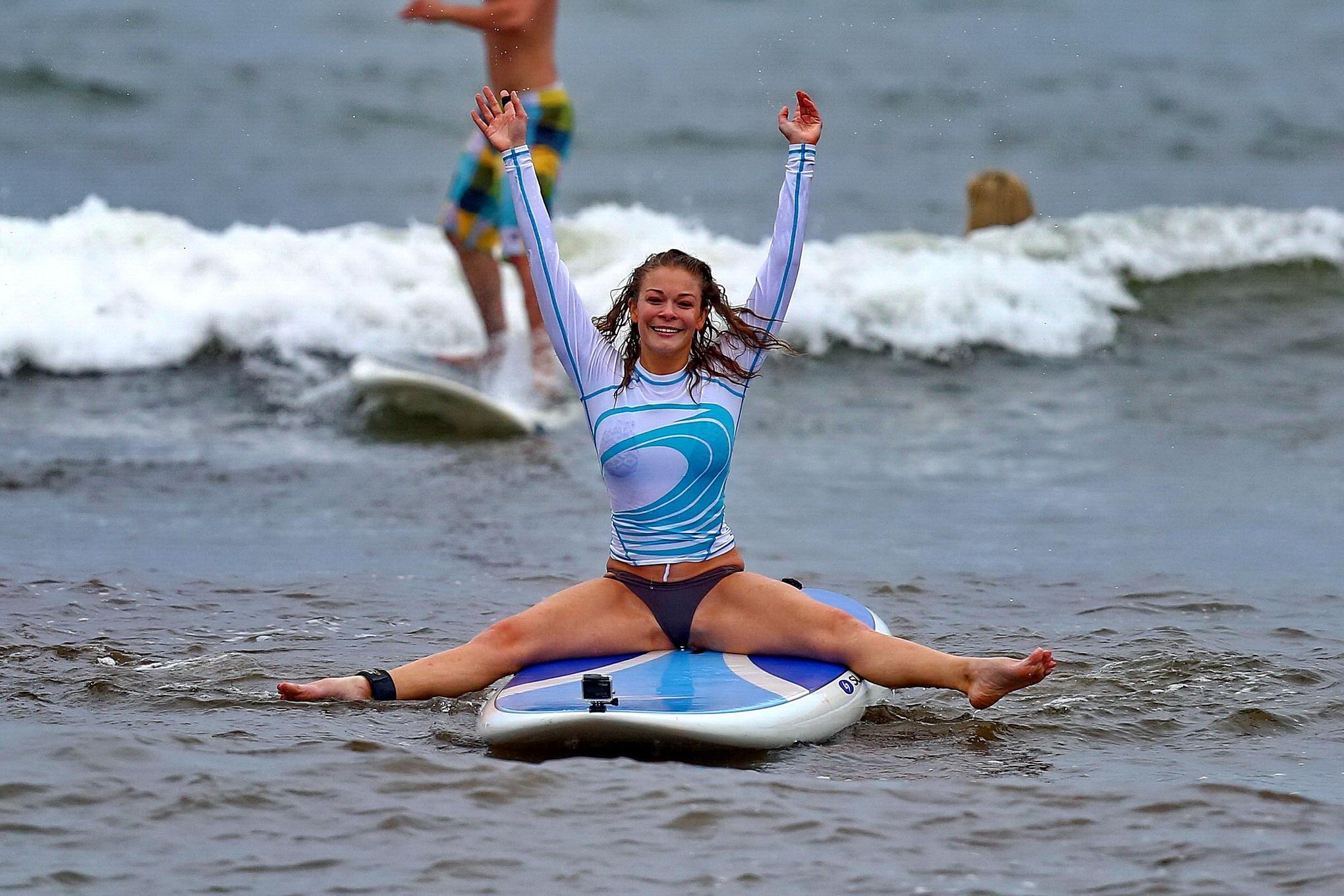 Leann Rimes mostra il suo culo a punta di cammello in bikini mentre fa paddle boarding 
 #75205327