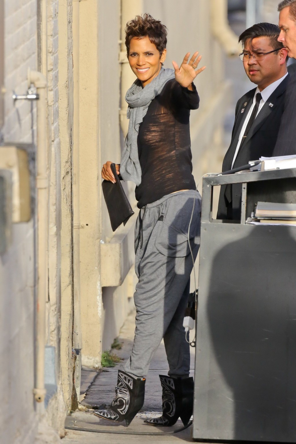 Halle Berry sans soutien-gorge portant un haut noir transparent lors de son arrivée chez Jimmy Kimmel.
 #75237850