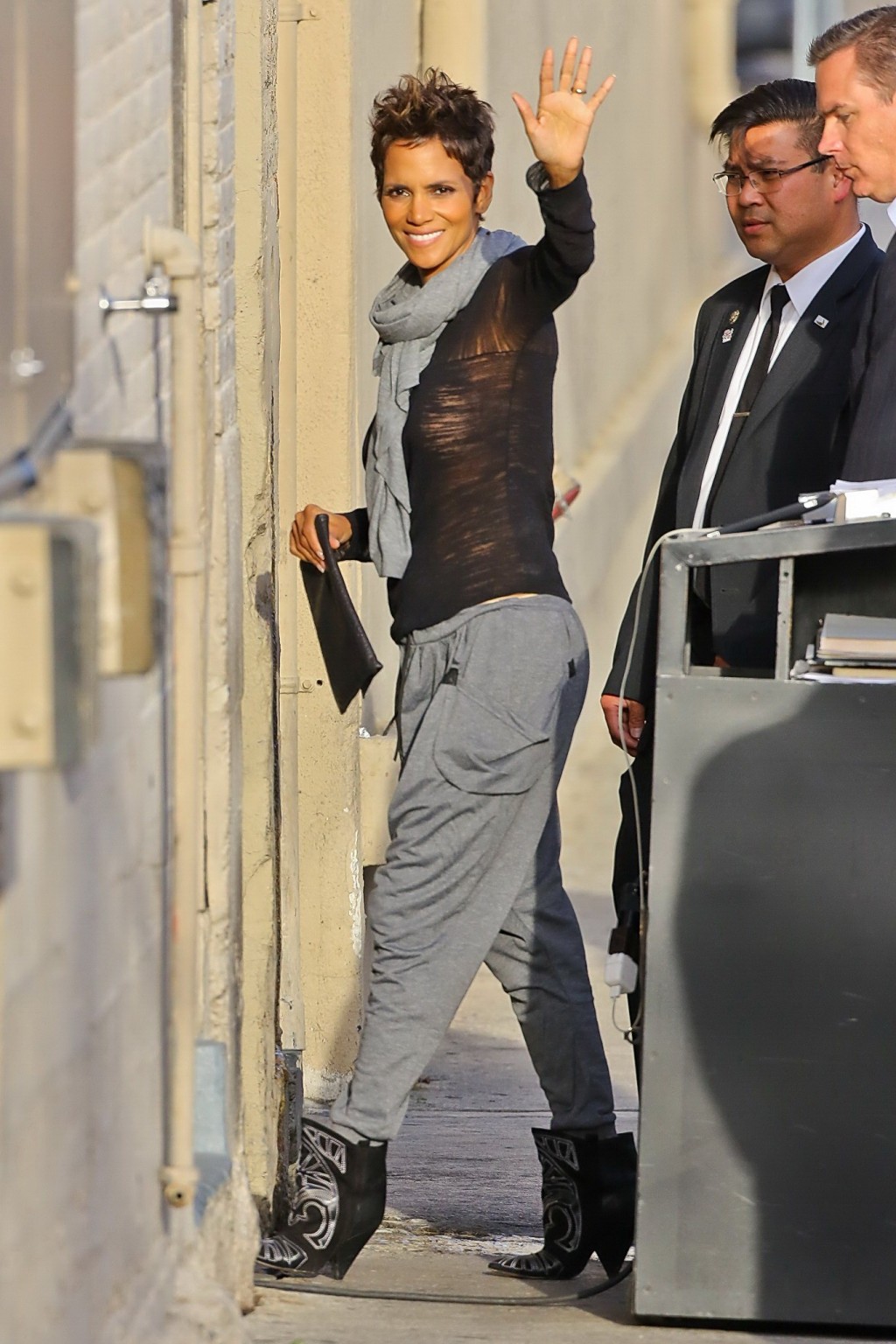 Halle Berry sans soutien-gorge portant un haut noir transparent lors de son arrivée chez Jimmy Kimmel.
 #75237857