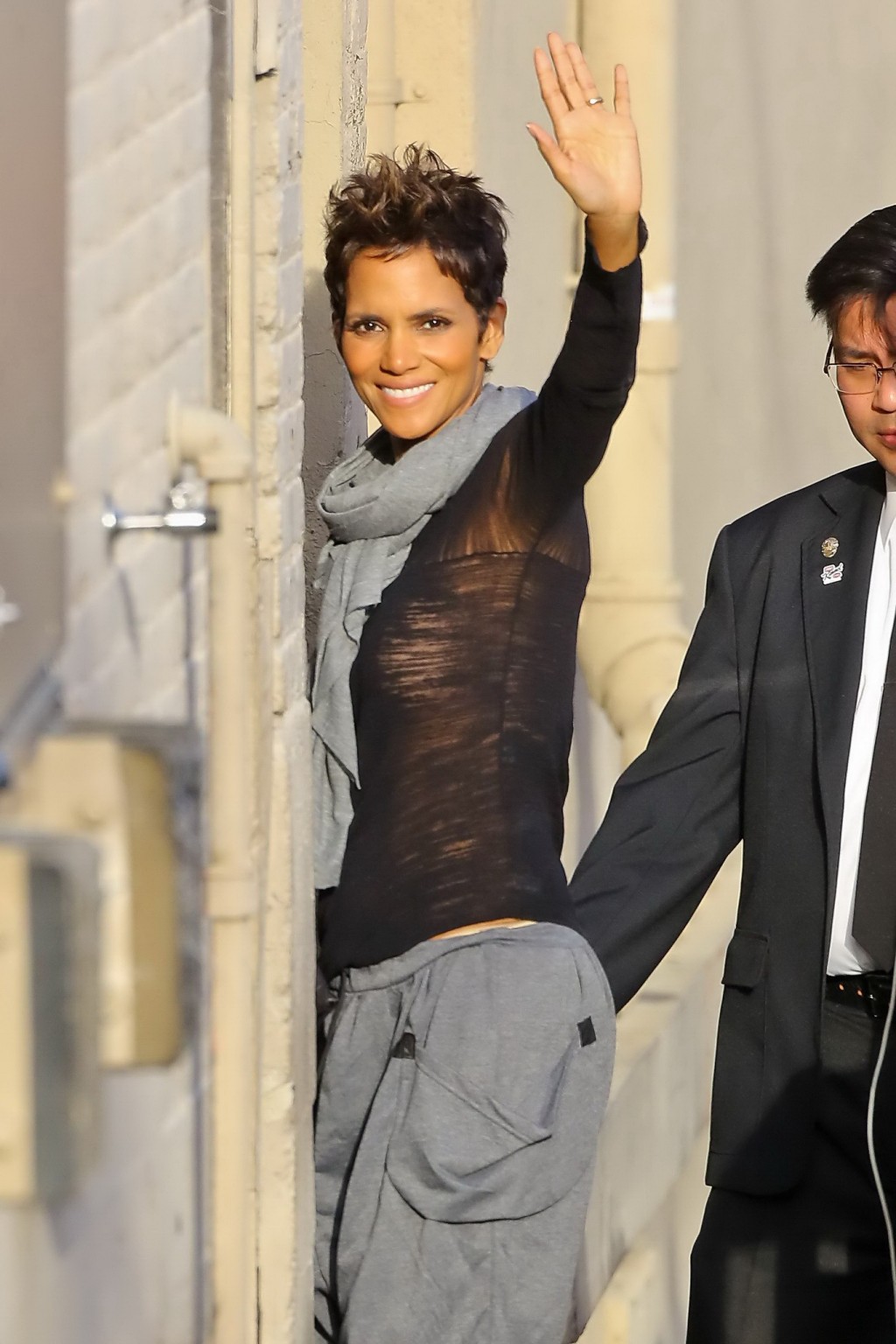 Halle Berry sans soutien-gorge portant un haut noir transparent lors de son arrivée chez Jimmy Kimmel.
 #75237868