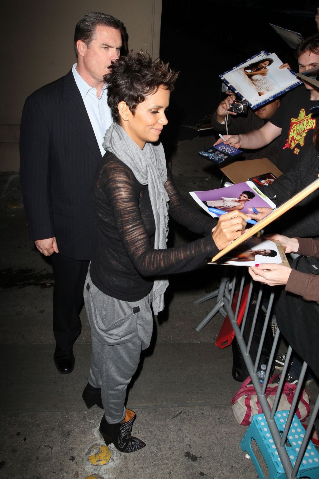 Halle Berry sans soutien-gorge portant un haut noir transparent lors de son arrivée chez Jimmy Kimmel.
 #75237877