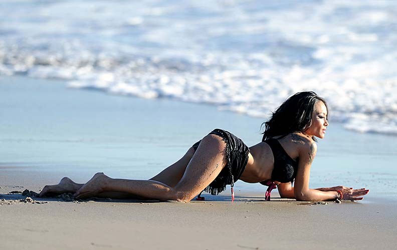 Tila Tequila entblößt fantastischen Körper und riesige Brüste am Strand
 #75275291