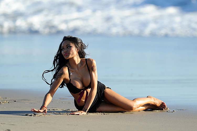 Tila Tequila entblößt fantastischen Körper und riesige Brüste am Strand
 #75275306