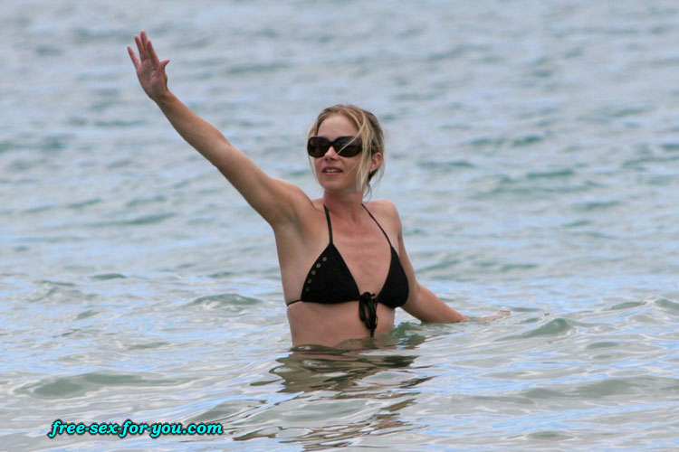 Christina applegate in posa sexy e in bikini
 #75434651