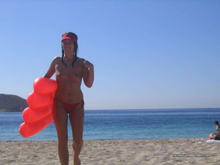 Gf amatoriale va in topless sulla spiaggia e dà footjob per il viso
 #72314452