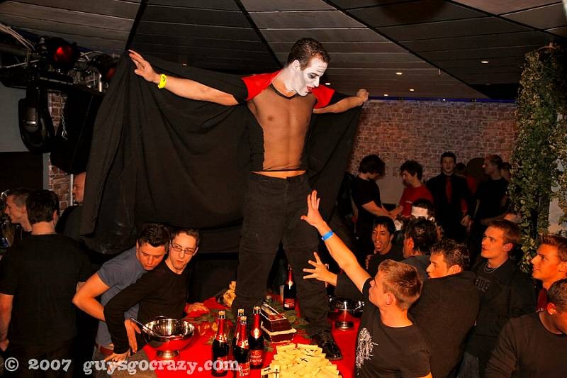 En una mazmorra los vampiros hambrientos de polla atacan a los jovencitos
 #76992544