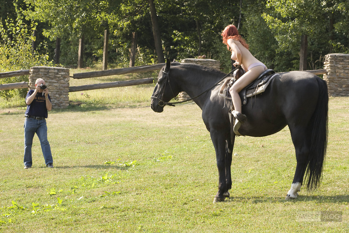 Pelirroja montando a caballo
 #78618620