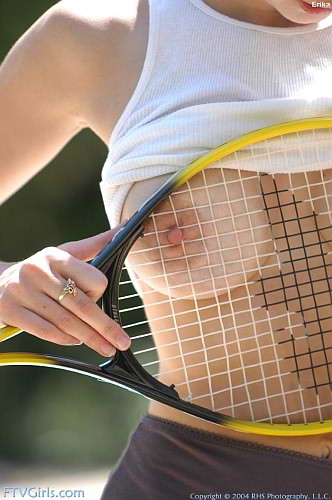 Morena insertando el rack de tenis
 #78639758