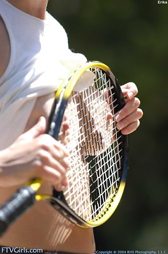 Morena insertando el rack de tenis
 #78639764