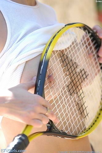 Morena insertando el rack de tenis
 #78639770