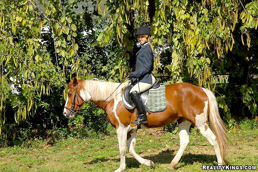 2 erstaunlich frechen titty teens reiten ein pferd in die scheune, wo es geht alles nach unten in t
 #67374423