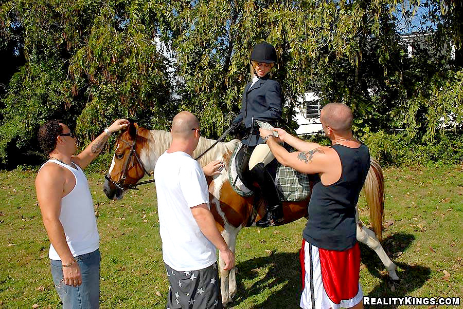 2 stupefacenti giovani titty cavalcare un cavallo alla stalla dove tutto va giù in t
 #67374451