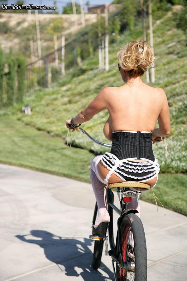 Kelly Madison auf ihrem Fahrrad in Dessous
 #73741613