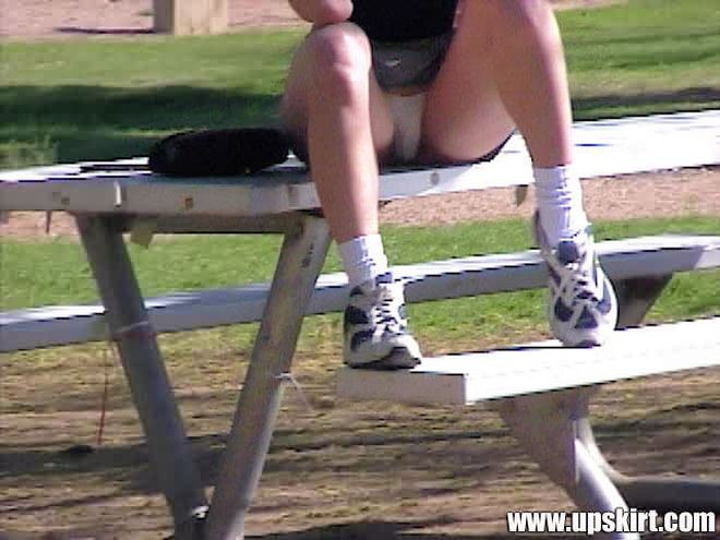 卑劣なスパイカムのアップスカートパンティの股間のショットは、市内の公園で屋外で
 #78679208