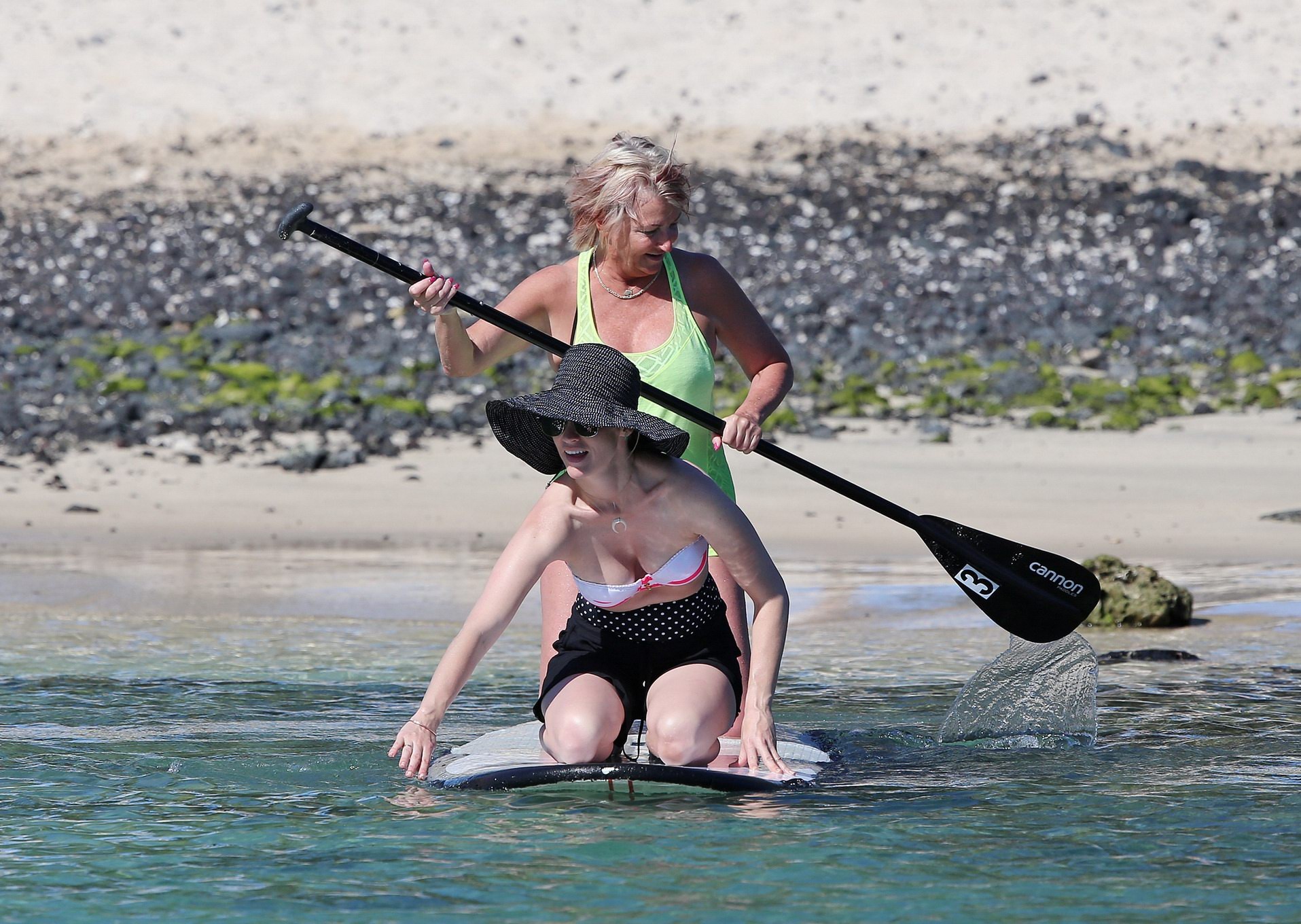 January Jones en buste portant un haut de bikini sans bretelles à la plage de Hawaï
 #75165347